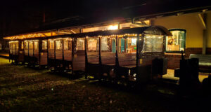 Die Wagen der Moorbahn sind bereits festlich geschmückt und bereit für die Nikolausfahrten.